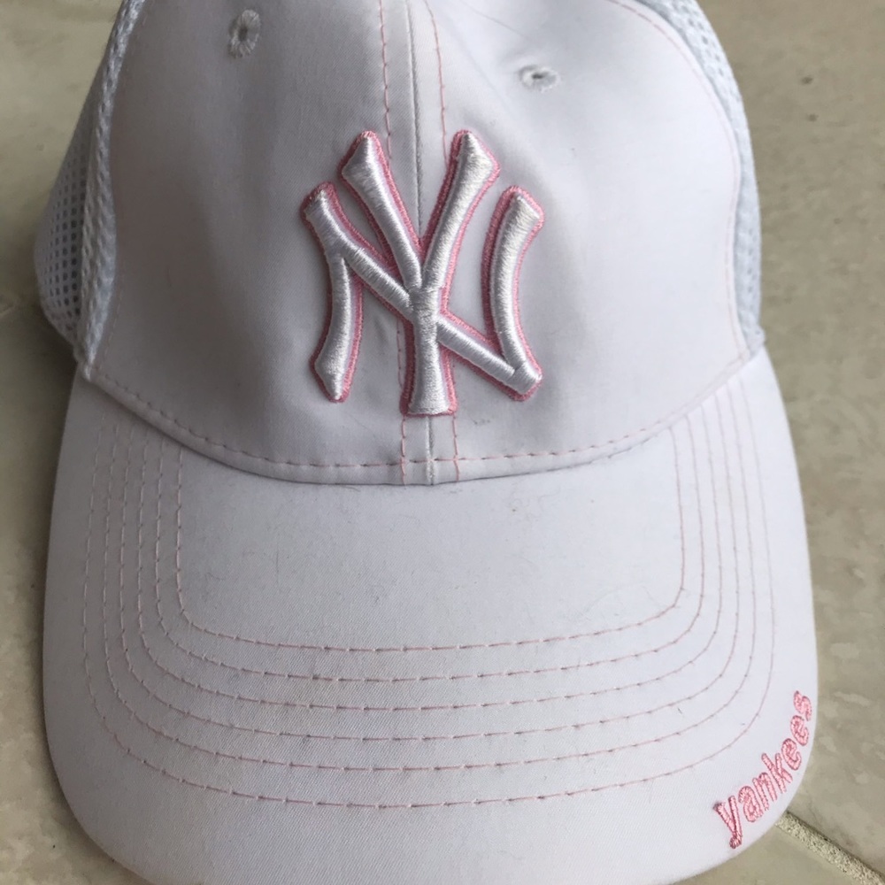 🔥WOMENS NY FITTED HAT🔥